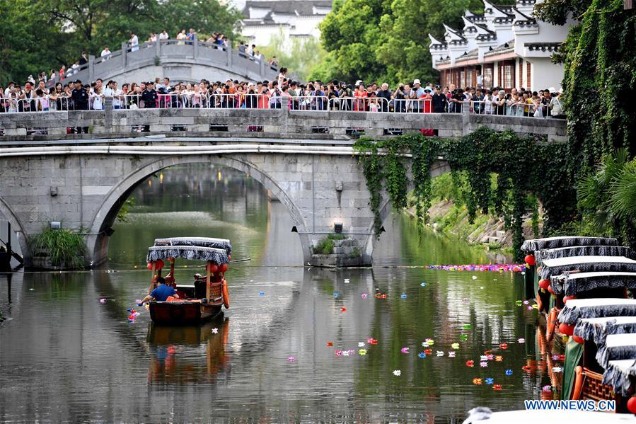 CHINA-ANHUI-FEIXI-RIVER LANTERN (CN)
