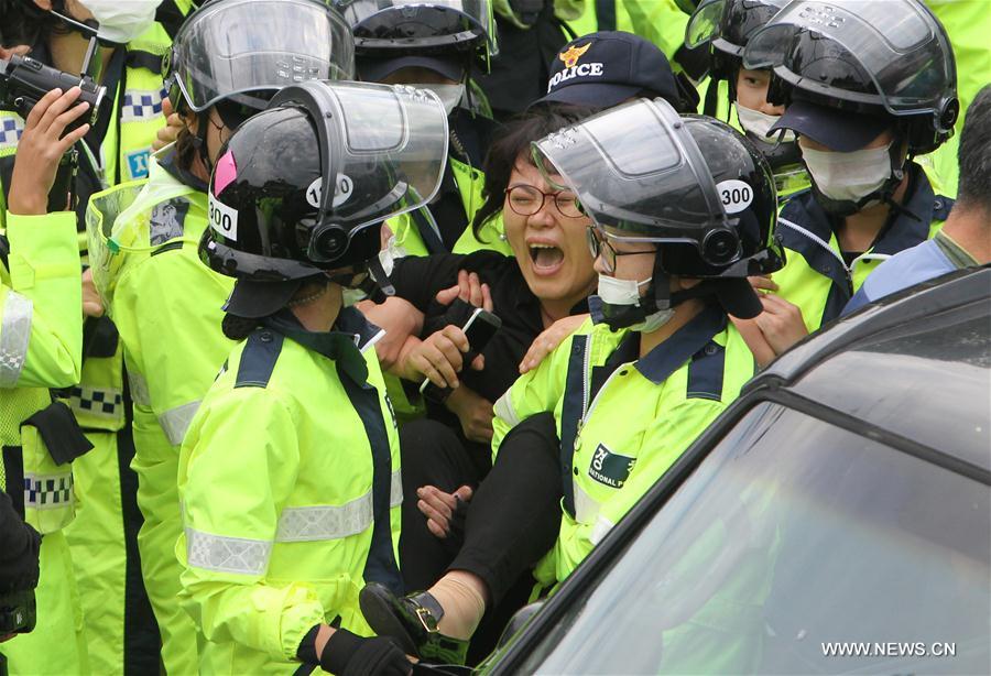 SOUTH KOREA-THAAD-ARRIVAL-PROTEST