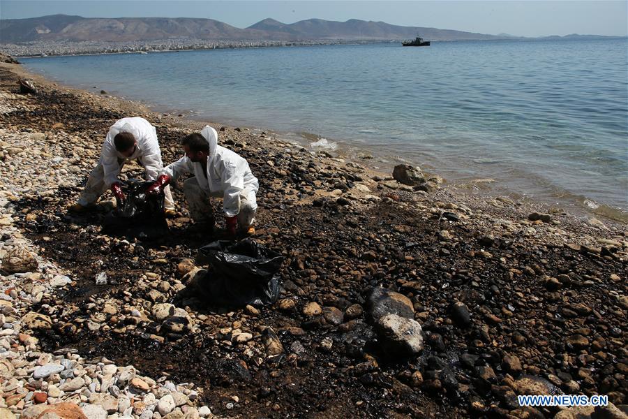 GREECE-ATHENS-OIL SPILL-CLEANING