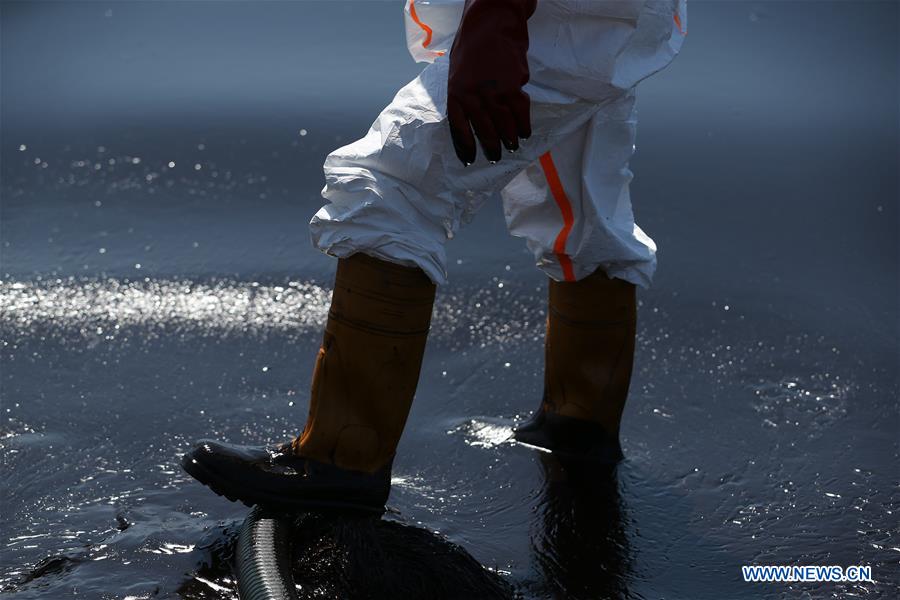 GREECE-ATHENS-OIL SPILL-CLEANING