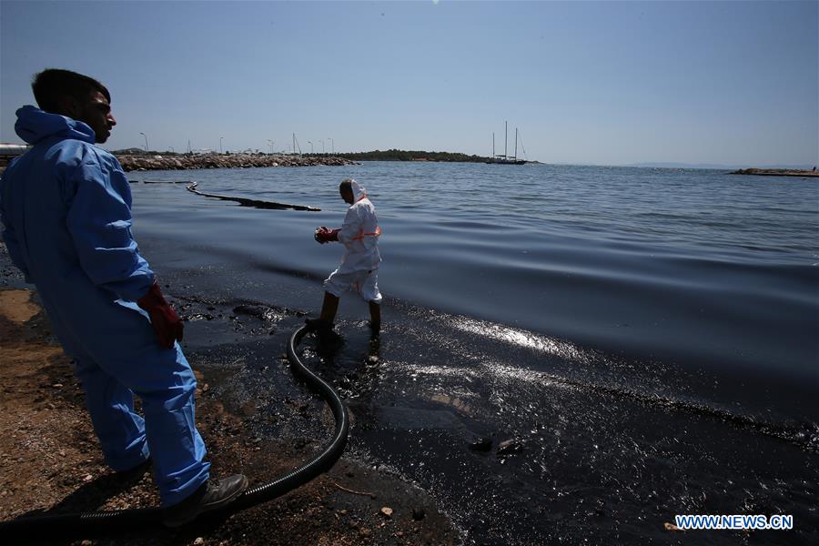 GREECE-ATHENS-OIL SPILL-CLEANING