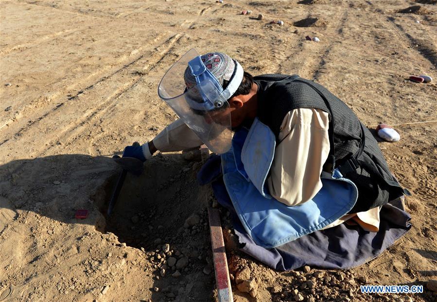AFGHANISTAN-KANDAHAR-LANDMINES-SEARCHING
