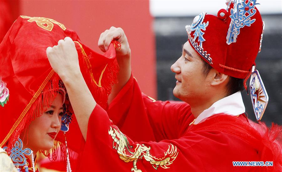 CHINA-SHANGHAI-GROUP WEDDING (CN)