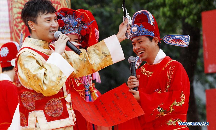 CHINA-SHANGHAI-GROUP WEDDING (CN)