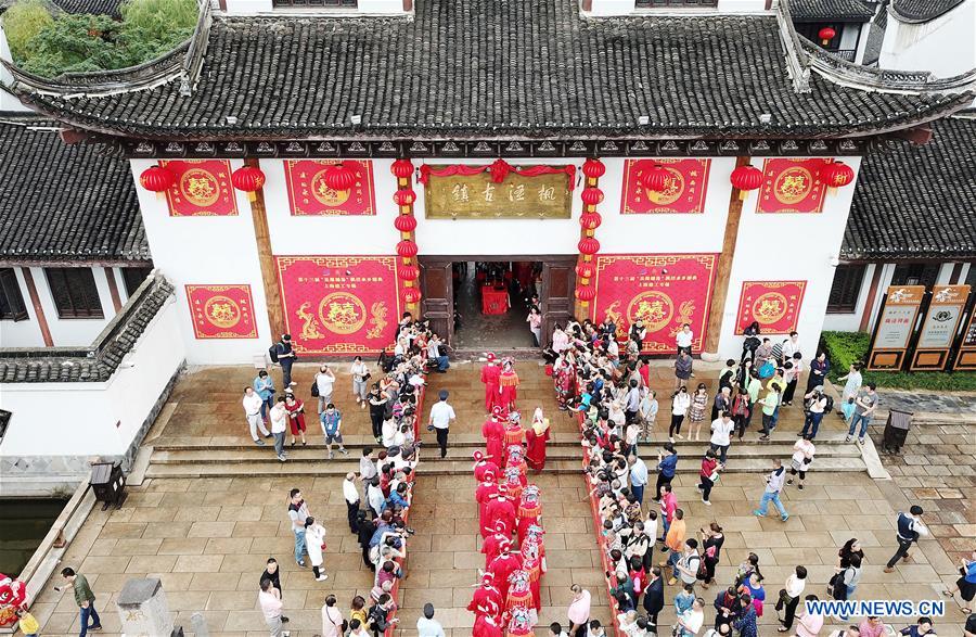 CHINA-SHANGHAI-GROUP WEDDING (CN)