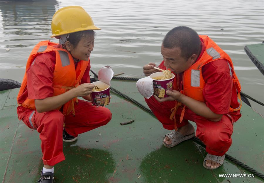 #CHINA-THREE GORGES-SANITARY WORKER (CN)