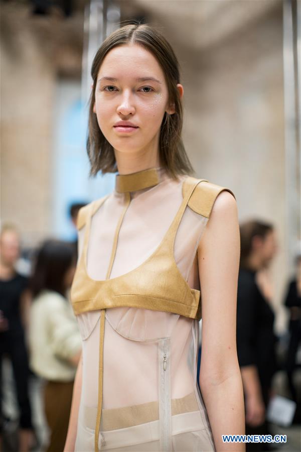 ITALY-MILAN-FASHION WEEK-RICOSTRU