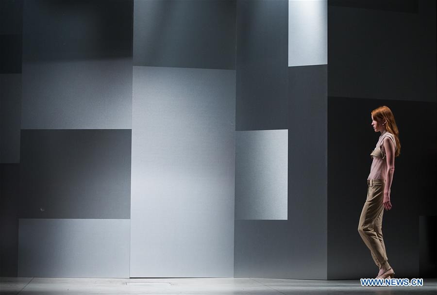 ITALY-MILAN-FASHION WEEK-RICOSTRU