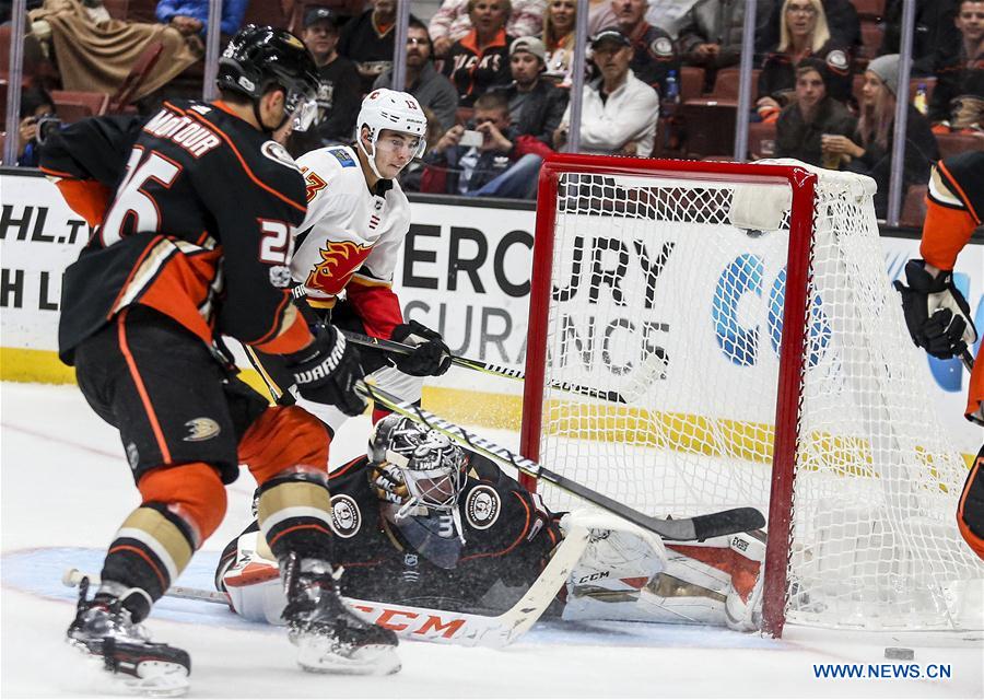 (SP)US-ANAHEIM-ICE HOCKEY-NHL-FLYERS VS DUCKS
