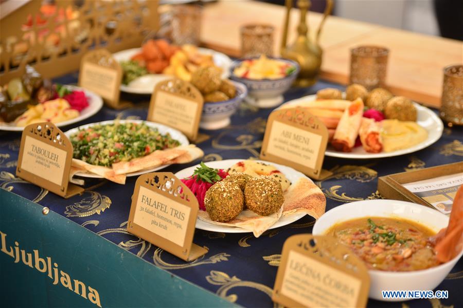 SLOVENIA-LJUBLJANA-FOOD MARKET-OPEN KITCHEN