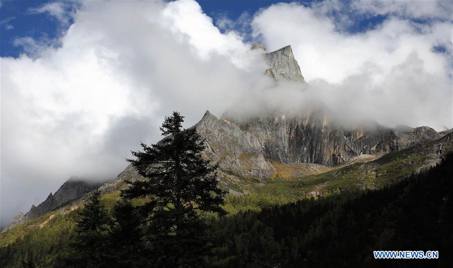 CHINA-SICHUAN-SIGUNIANG MOUNTAIN-SCENERY (CN)