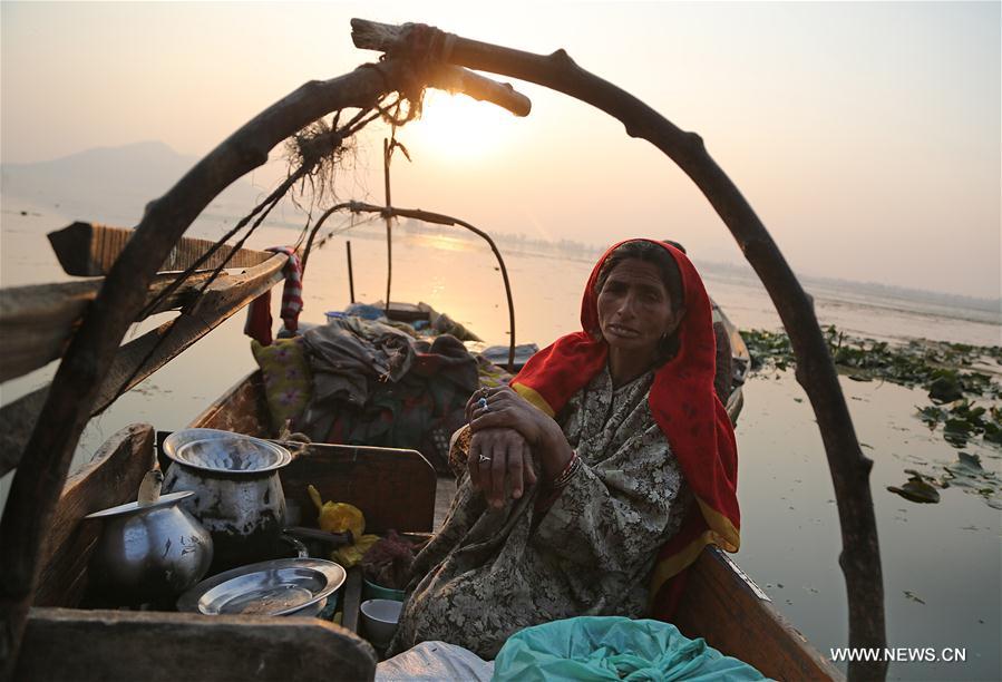 INDIA-KASHMIR-SRINAGAR-LAKE-DAILY LIFE