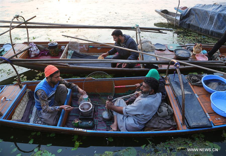 INDIA-KASHMIR-SRINAGAR-LAKE-DAILY LIFE