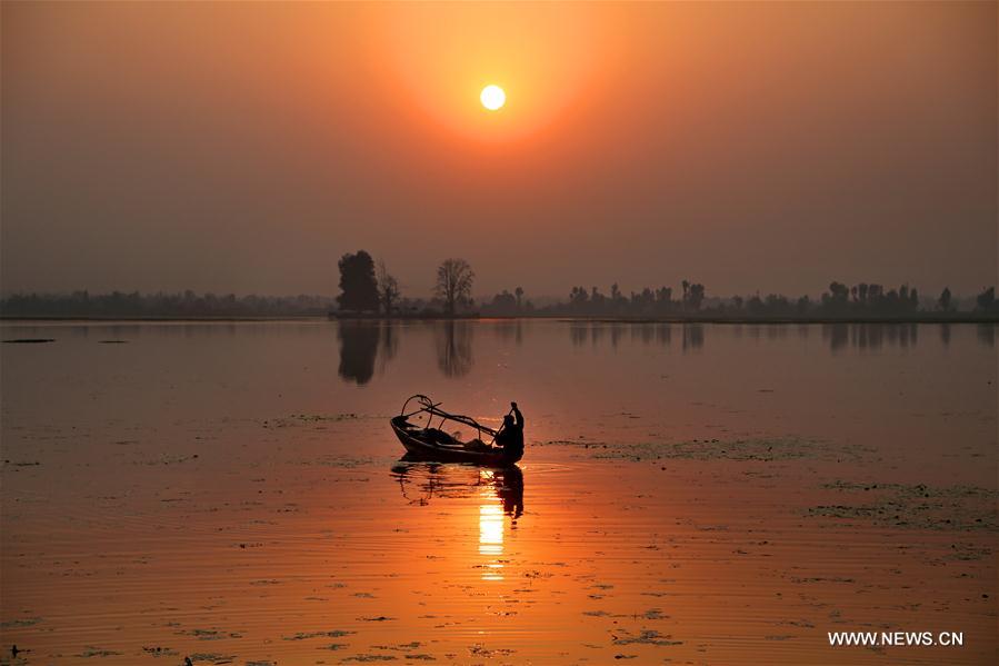 INDIA-KASHMIR-SRINAGAR-LAKE-DAILY LIFE