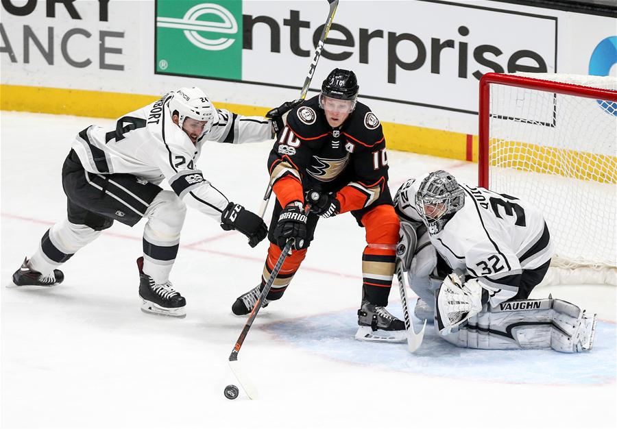(SP)U.S.-LOS ANGELES-ICE HOCKEY-NHL-ANAHEIM DUCKS-LOS ANGELES KINGS