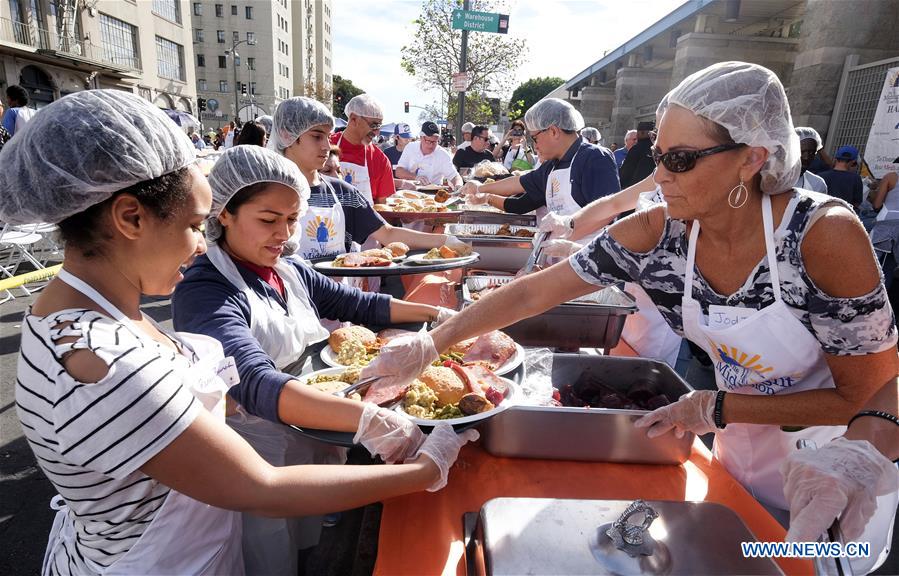 U.S.-LOS ANGELES-THANKSGIVING-MEAL