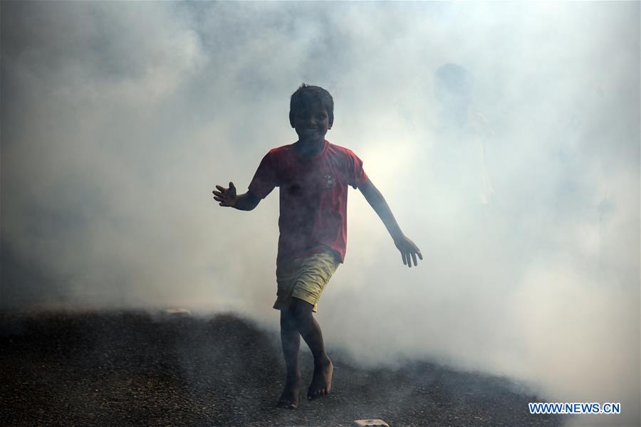 INDIA-MUMBAI-FUMIGATION SMOKE-CHILDREN PLAYING