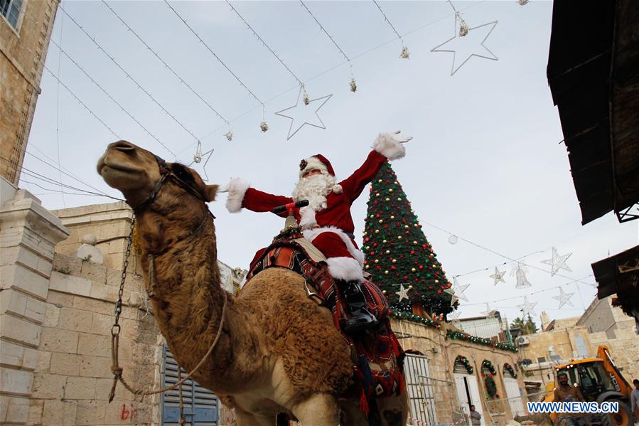 MIDEAST-JERUSALEM-CHRISTMAS-SANTA CLAUS