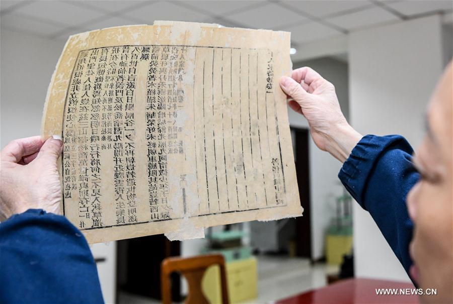 **CHINA-CHENGDU-ANCIENT BOOK REPAIRER (CN)