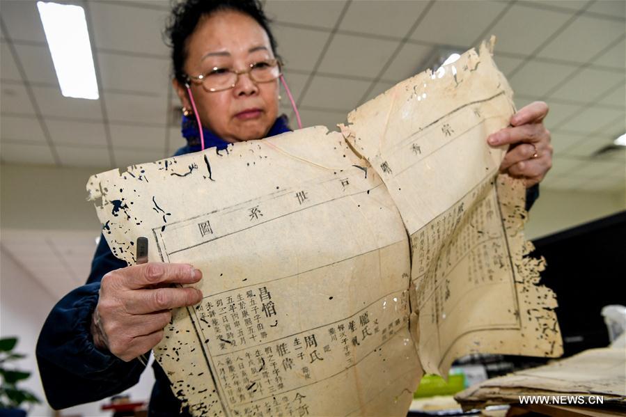 **CHINA-CHENGDU-ANCIENT BOOK REPAIRER (CN)