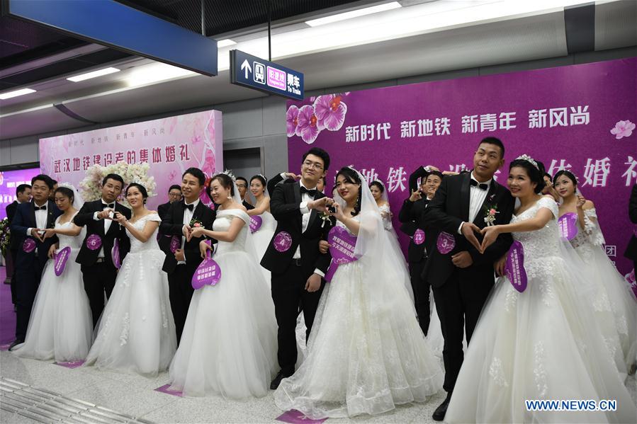 CHINA-HUBEI-SUBWAY-GROUP WEDDING (CN)
