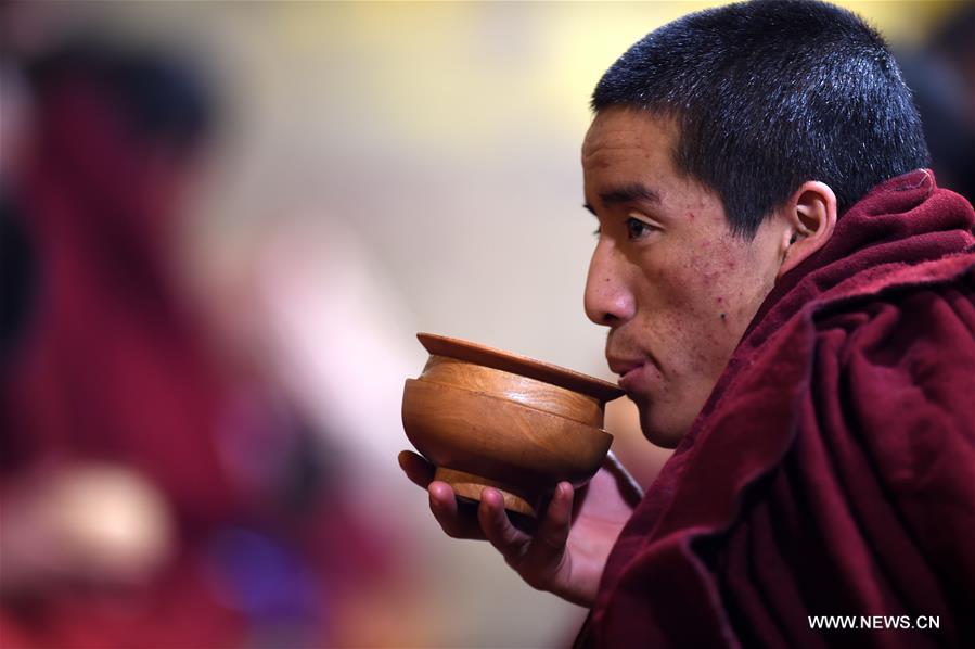 Hundreds of monks take part in dharma assembly in Lhasa