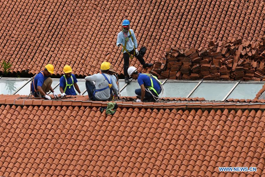 SINGAPORE-DAILY LIFE-ROOF TILING