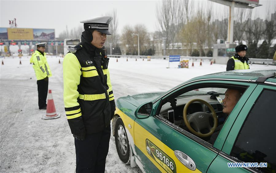 CHINA-NINGXIA-SNOWFALL-TRAFFIC POLICE (CN)