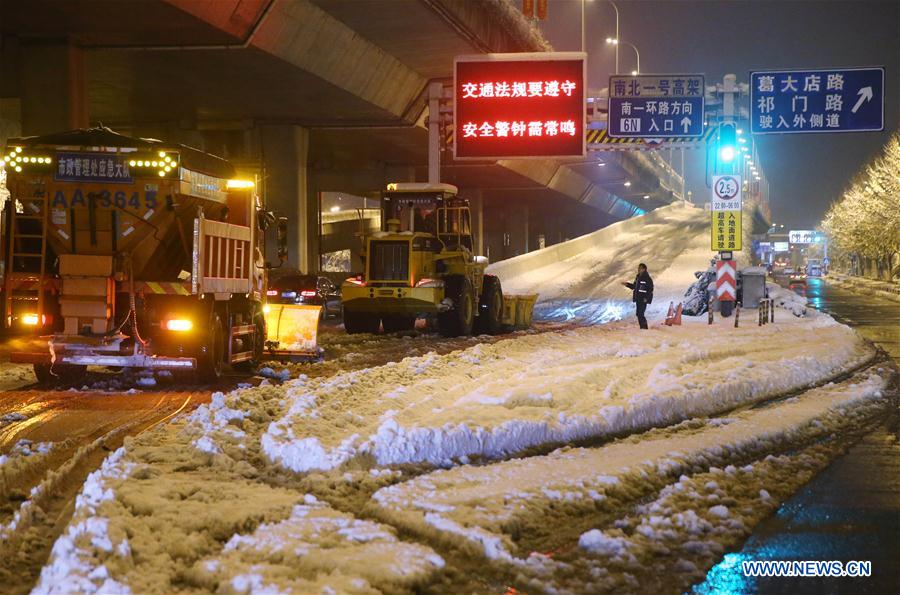 #CHINA-ANHUI-SNOWFALL-SNOW CLEARING (CN*)