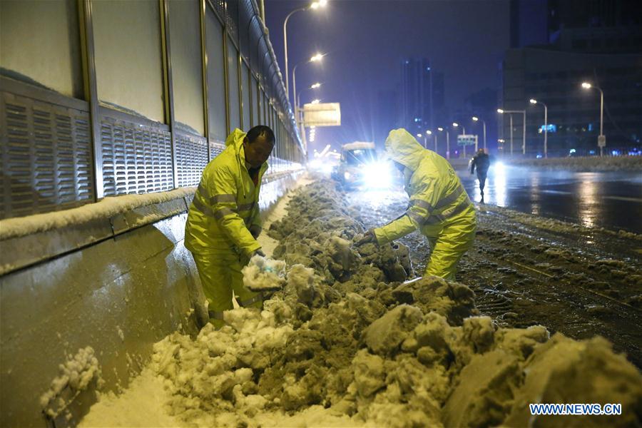#CHINA-ANHUI-SNOWFALL-SNOW CLEARING (CN*)