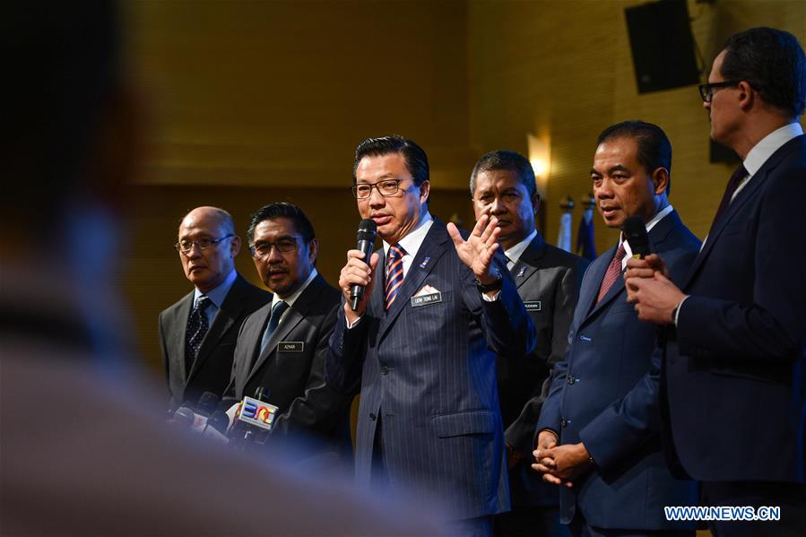 MALAYSIA-PUTRAJAYA-MH370-SEARCH OPERATIONS-SIGNING CEREMONY