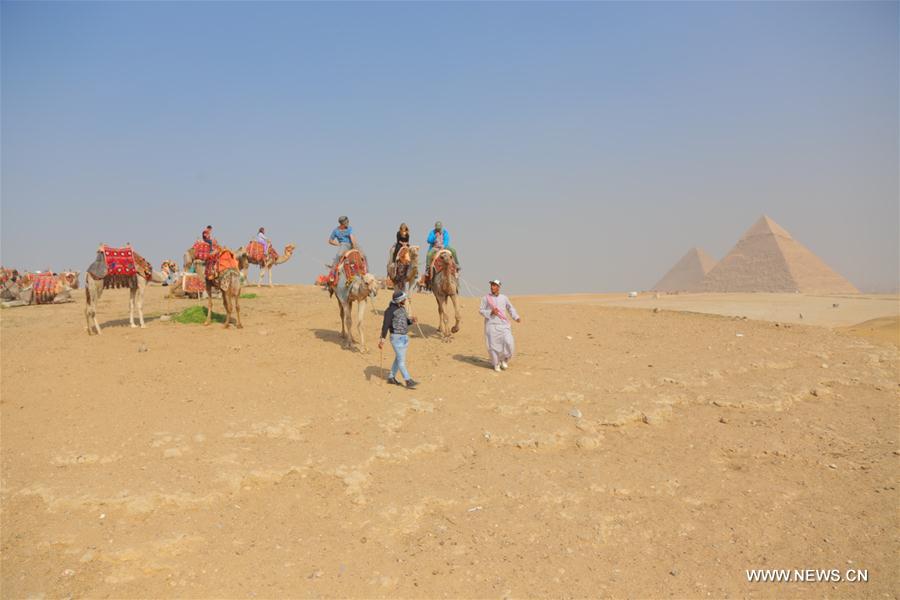 EGYPT-GIZA-PYRAMIDS-TOURISM
