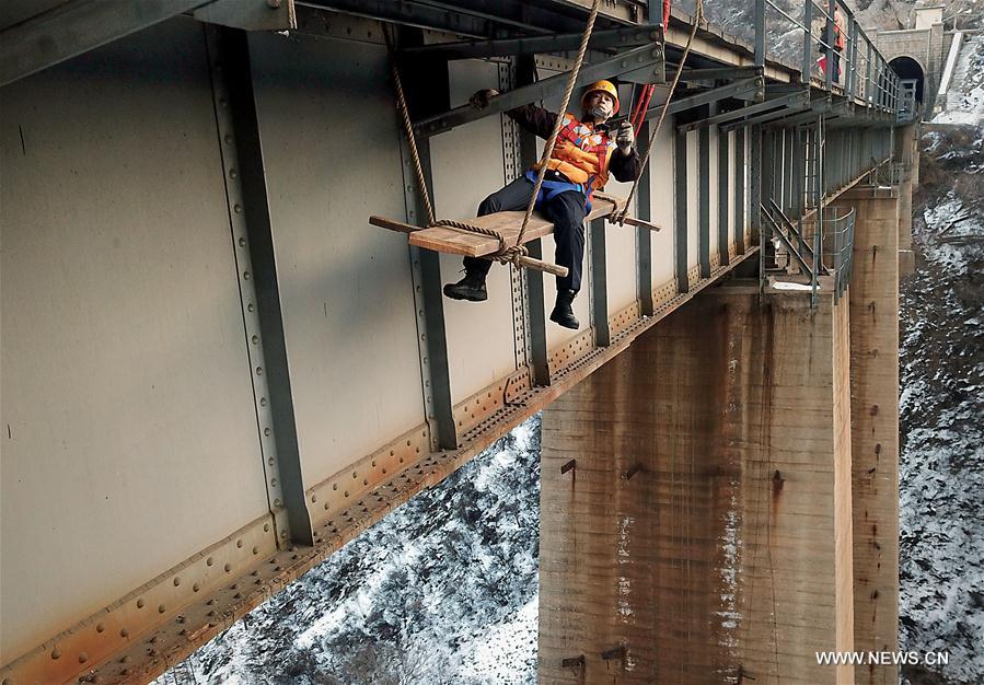 CHINA-HENAN-RAILWAY-BRIDGE STEEL BRACKET-MAINTENANCE(CN)