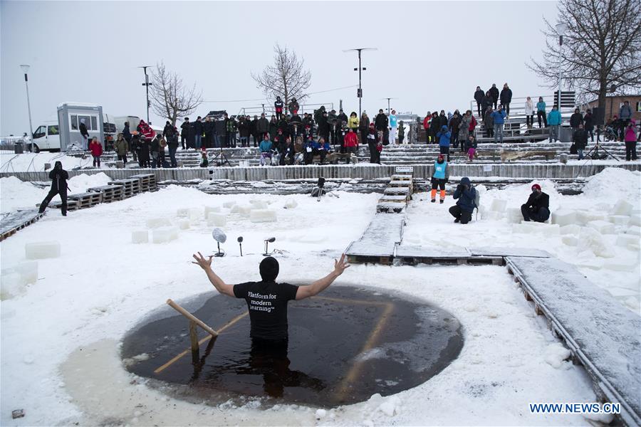 FINLAND-OULU-POLAR BEAR PITCHING