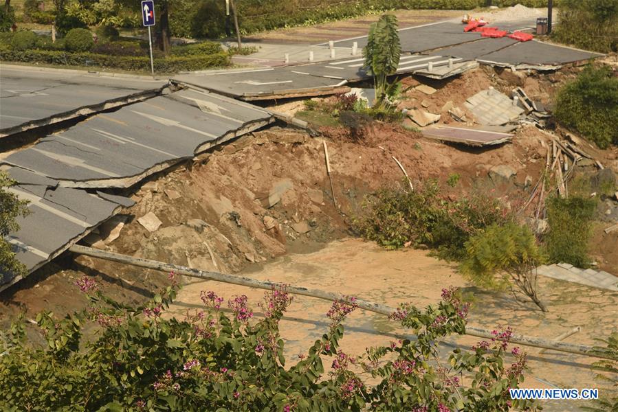 CHINA-GUANGDONG-FOSHAN-ROAD COLLAPSE (CN)