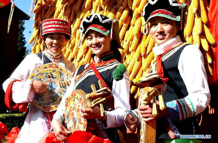 (MOMENTS FOREVER)(FESTIVECHINA)CHINA-SPRING FESTIVAL-ETHNIC MINORITIES (CN)