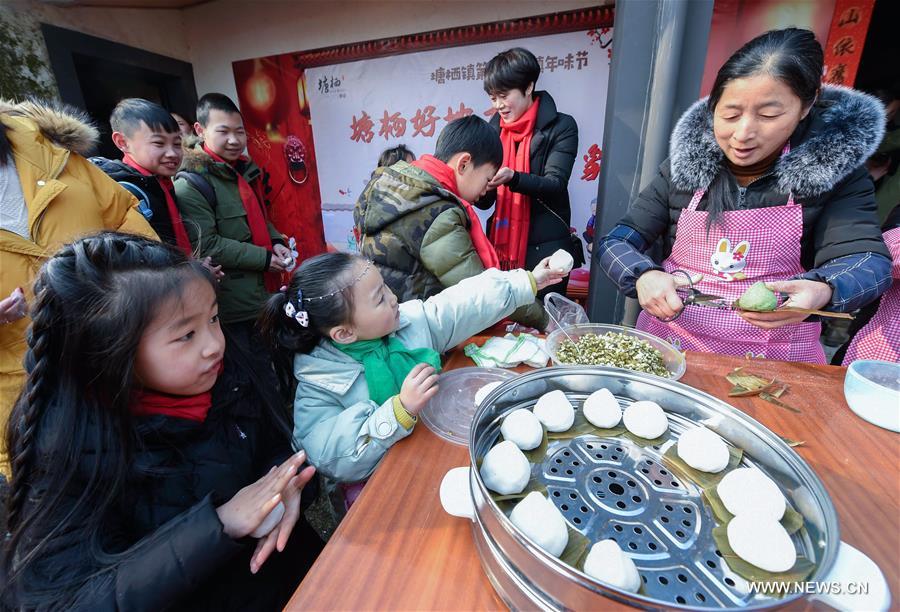 CHINA-ZHEJIANG-HANGZHOU-CHILDREN OF MIGRANT WORKERS-SPRING FESTIVAL-CELEBRATION (CN)