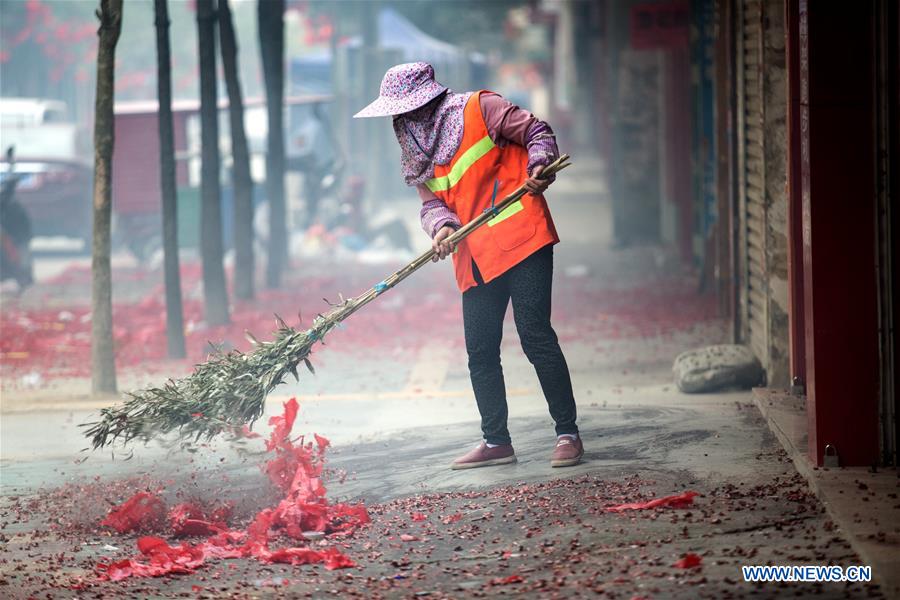 #CHINA-SPRING FESTIVAL-PEOPLE AT WORK (CN)