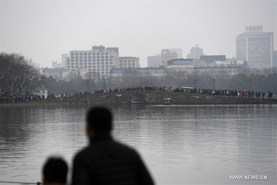 Tourists visit West Lake on last day of Spring F