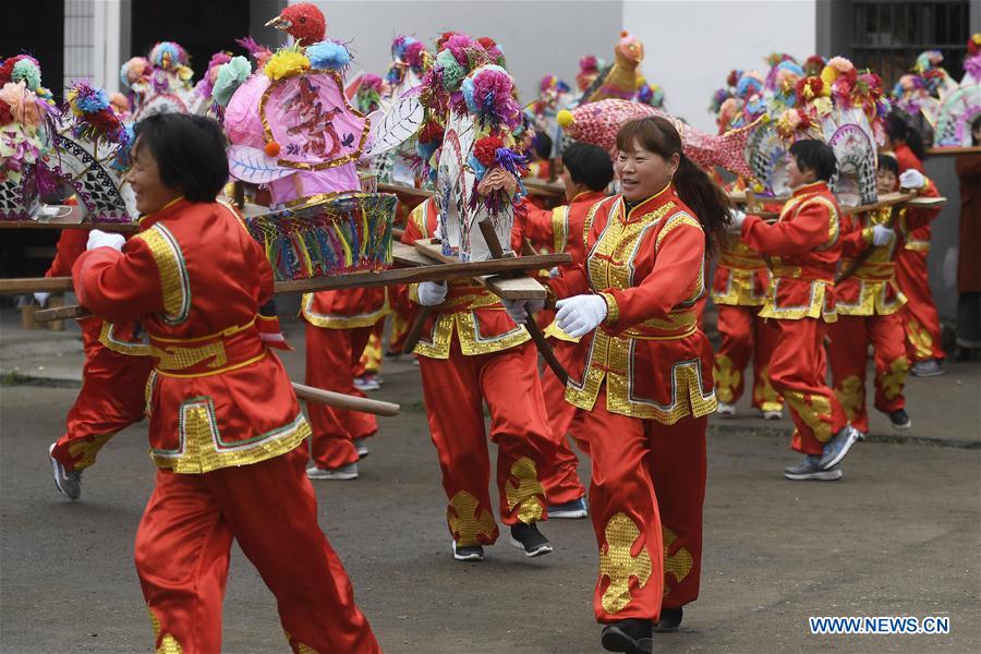 CHINA-ZHEJIANG-DRAGON LANTERN DANCE-WOMEN'S TEAM-PERFORMANCE (CN)