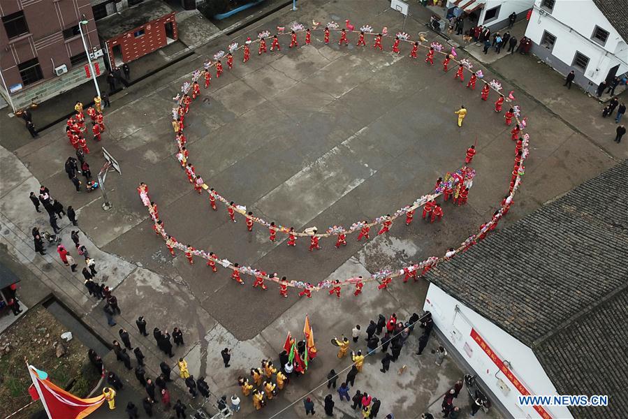 CHINA-ZHEJIANG-DRAGON LANTERN DANCE-WOMEN'S TEAM-PERFORMANCE (CN)