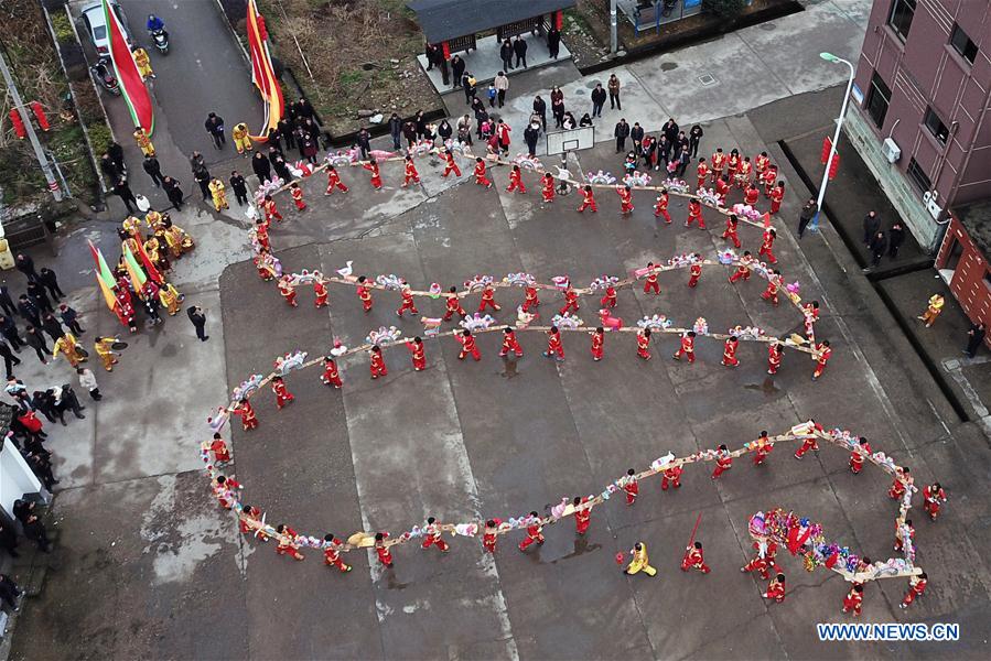 CHINA-ZHEJIANG-DRAGON LANTERN DANCE-WOMEN'S TEAM-PERFORMANCE (CN)