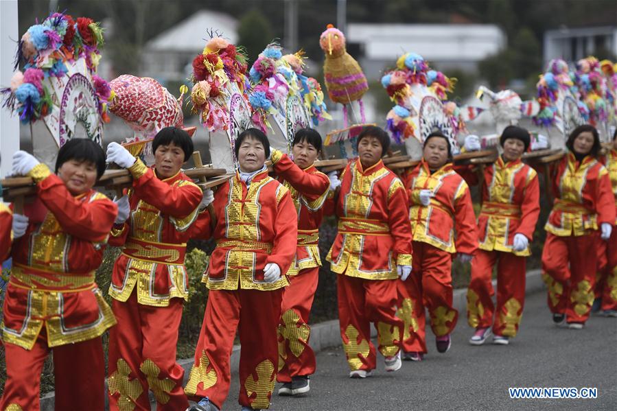 CHINA-ZHEJIANG-DRAGON LANTERN DANCE-WOMEN'S TEAM-PERFORMANCE (CN)