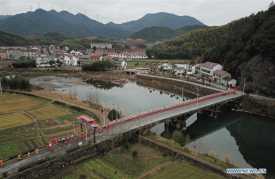 CHINA-ZHEJIANG-DRAGON LANTERN DANCE-WOMEN'S TEAM-PERFORMANCE (CN)