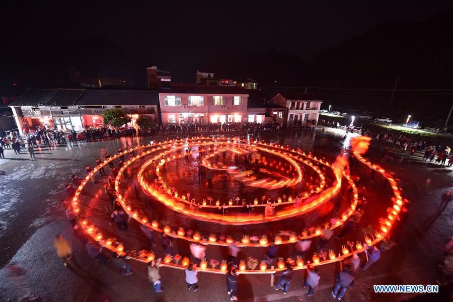 Villagers perform dragon lantern dance in E China's Zhejiang Xinhua