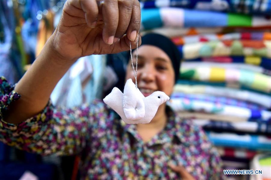 EGYPT-CAIRO-APE-WOMEN-GARBAGE-RECYCLING-PRODUCTS