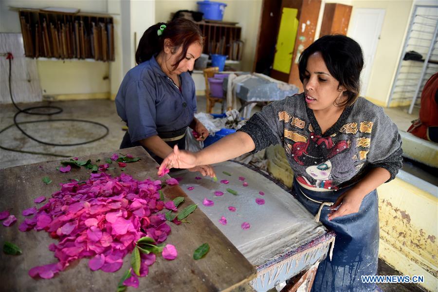 EGYPT-CAIRO-APE-WOMEN-GARBAGE-RECYCLING-PRODUCTS