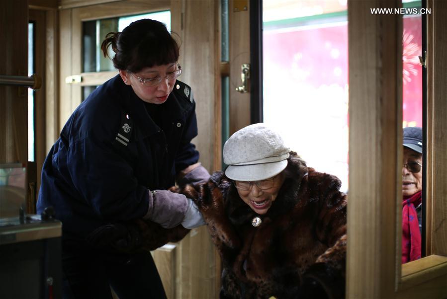 CHINA-LIAONING-DALIAN-TRANSPORT-WOMEN TRAM CREW (CN)