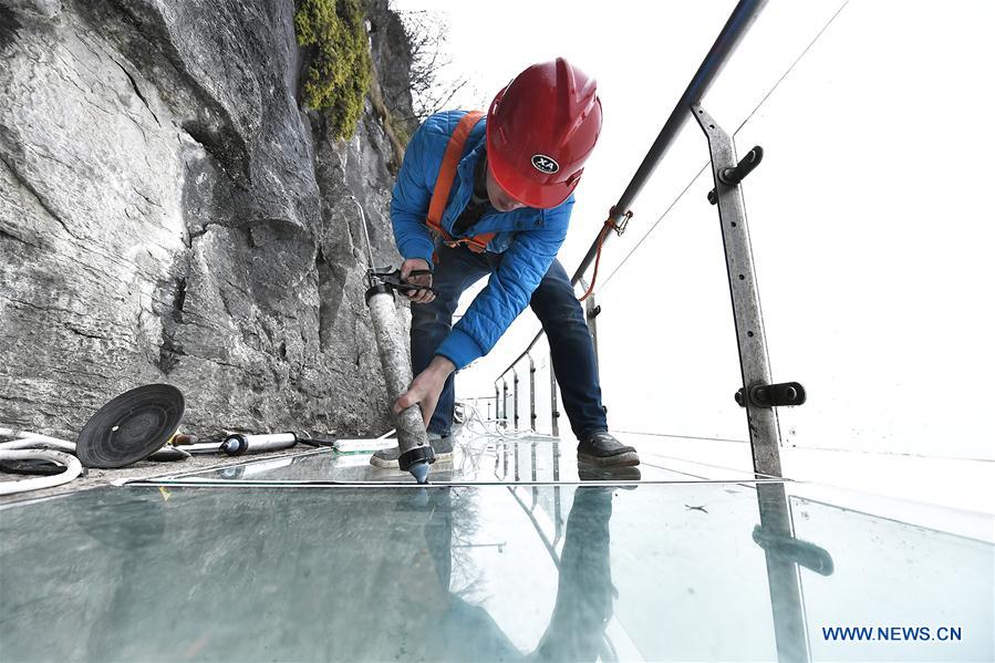 #CHINA-ZHANGJIAJIE-GLASS PAVEMENT-MAINTAINENCE (CN)