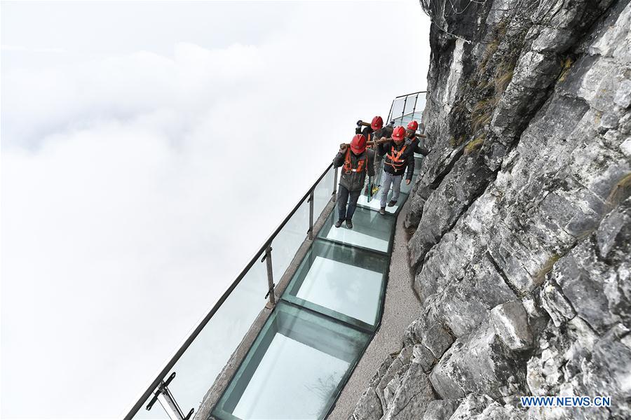 #CHINA-ZHANGJIAJIE-GLASS PAVEMENT-MAINTAINENCE (CN)